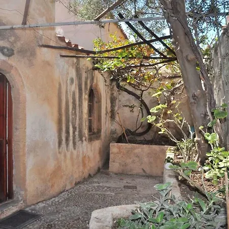 Апартаменты Old Traditional House In The Castle Of Monenvasia